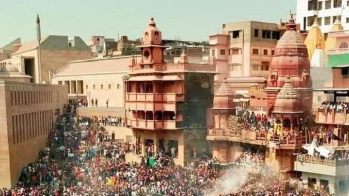 भस्म होळी वाराणसी, जिथे रंगांऐवजी चितेच्या राखेने होळी खेळली जाते