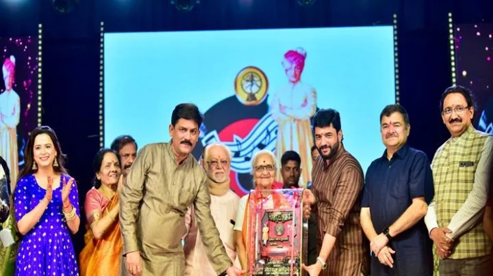 ज्येष्ठ अभिनेत्री, नृत्यांगना लीला गांधी यांना 'बालगंधर्व जीवनगौरव पुरस्कार' प्रदान