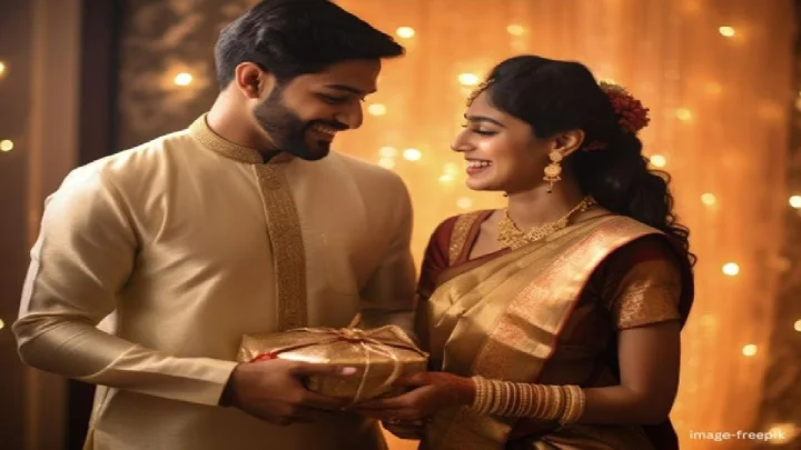 Diwali Gift Idea: पती-पत्नीमधील नाते अधिक घट्ट करण्यासाठी दिवाळीला हे गिफ्ट्स द्या
