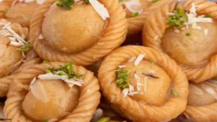 नात्यांमध्ये गोडवा आणेल आणि चवही वाढवेल अशी चंद्रकला करंजी दिवाळीत नक्की ट्राय करा