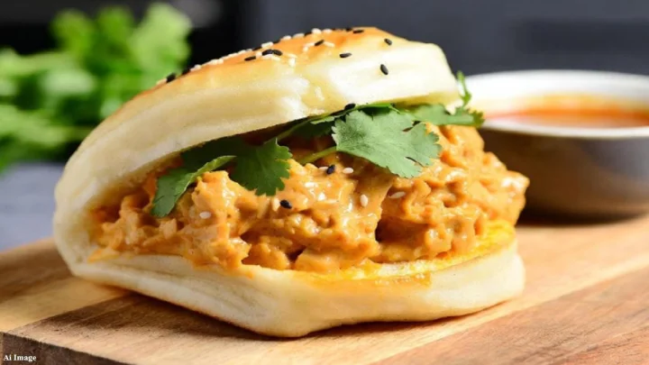 Butter Chicken Pav बटर चिकन पाव: नॉर्थ इंडियन बटर चिकनचा 'पाव' सोबत नवा अवतार! मुंबईतील फूड लव्हर्सची नवी आवड