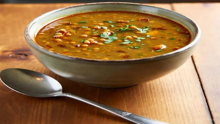 हिवाळ्यासाठी खास: कमी कॅलरीजचे देसी सूप! वजन कमी करण्यासाठी आणि थंडीत ऊब देण्यासाठी बनवा 'ही' खास डाळ सूप रेसिपी