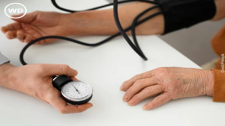 हिवाळ्यात उच्च रक्तदाब नियंत्रणात ठेवण्यासाठी या पदार्थांचा समावेश करा