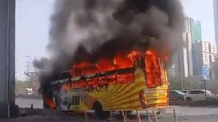 Mumbai Bus Catches Fire in Malad East All Passengers Evacuated मुंबईच्या मालाडमध्ये वेस्टर्न एक्स्प्रेस हायवेवर स्लीपर बस जळून खाक
