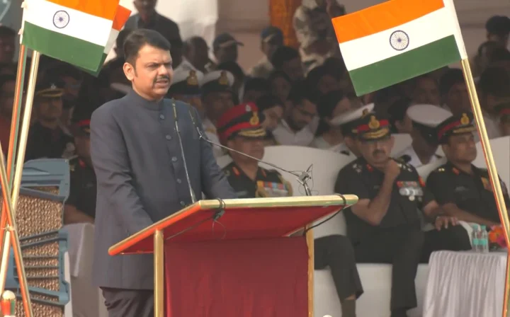 मुख्यमंत्री देवेंद्र फडणवीस यांनी मुंबईत ध्वजारोहण केले