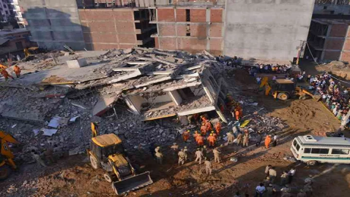 दिल्लीत साकेतमध्ये इमारत कोसळली, अनेक जण अडकल्याची भीती