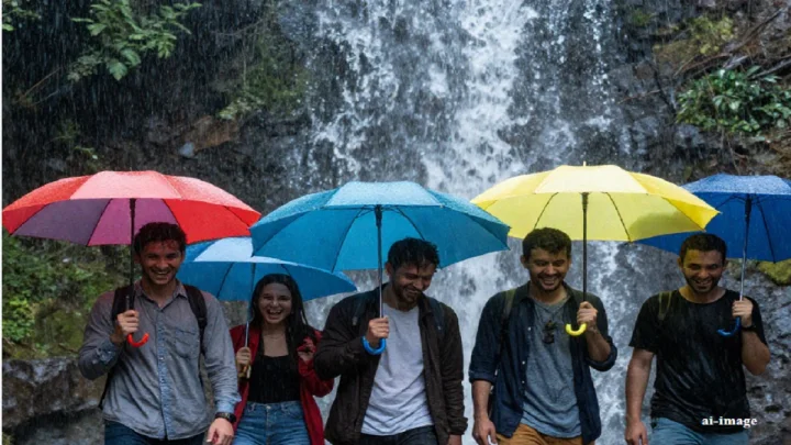 पावसाळ्यात मित्रांसोबत फिरायला जा; भव्य ऐतिहासिक स्थळी, पांढरेशुभ्र धबधबे आणि किल्ल्यांना कवेत घेणारे काळेभोर ढग...देखणा नजराणा