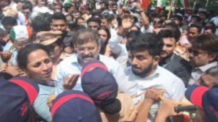 शरद पवारांच्या गटाने महागाईच्या निषेधार्थ रस्त्यावर चूल पेटवत आंदोलन केले, रोहित पवार, सुप्रिया सुळेंना अटक