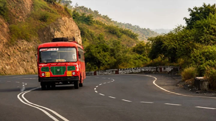 मुंबईत बेस्ट बस सेवा पुन्हा सुरू, कर्मचाऱ्यांच्या मागण्या सरकारकडून मान्य