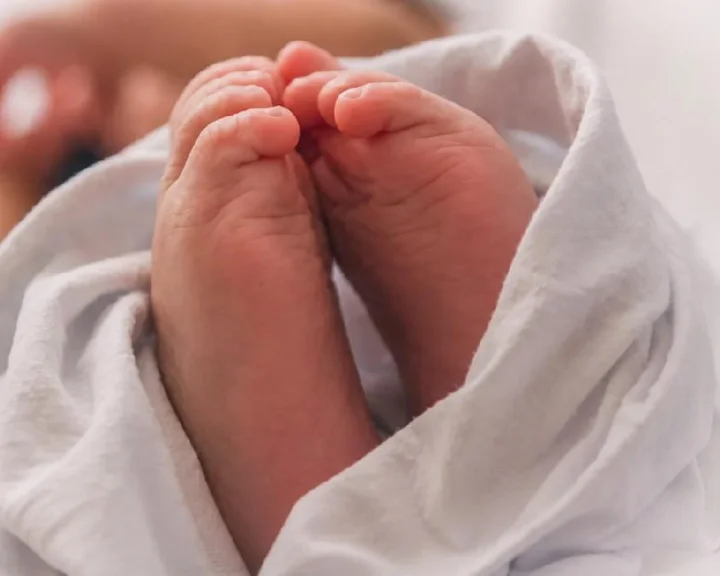 गोरेगावमध्ये १० वर्षांच्या मुलीने १८ महिन्यांच्या बाळाला इमारतीवरून खाली फेकले