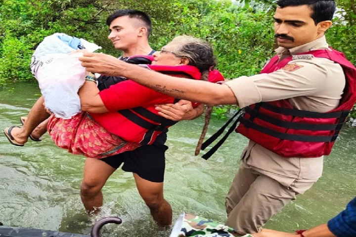 आळंदीत अडकलेल्या भाविकांची प्रशासनाकडून सुखरूप सुटका