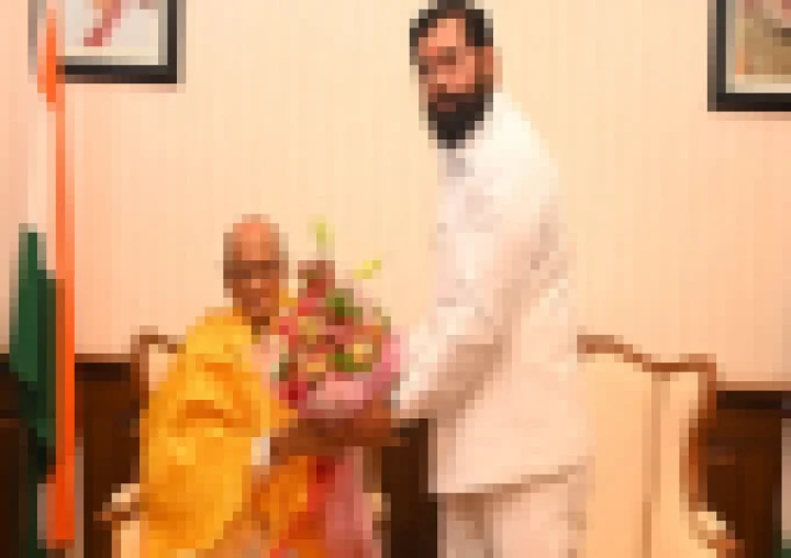 कॅबिनेट बैठक अर्धवट सोडून शिंदे यांनी घेतली शरद पवारांची भेट, राजकीय वर्तुळात चर्चांना उधाण!