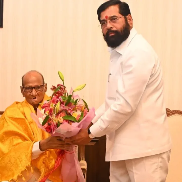 कॅबिनेट बैठक अर्धवट सोडून शिंदे यांनी घेतली शरद पवारांची भेट