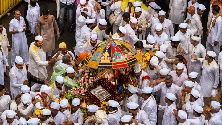 पुण्यात  संत ज्ञानेश्वर आणि  संत तुकाराम महाराजांच्या पालख्यांच्या भव्य स्वागतासाठी सहा लाख वारकरी दाखल