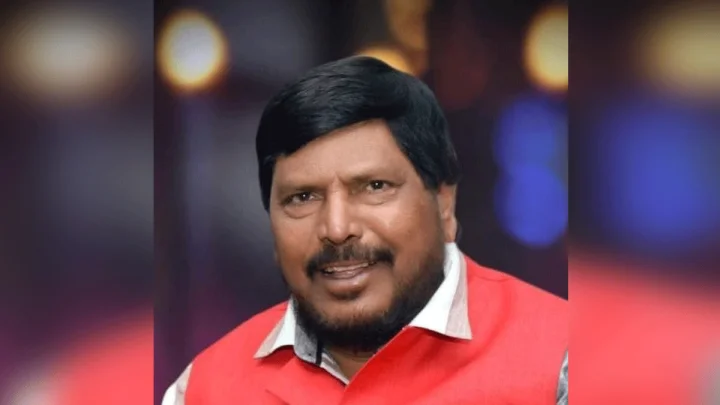 रामदास आठवलेंचं शरद पवारांना थेट आमंत्रण! सत्तेत सहभागी व्हावं अन् एनडीएमध्ये यावं