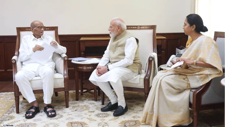 दिल्लीच्या राजकारणात मोठी घडामोड! विद्यार्थी आंदोलनादरम्यान शरद पवार-सुप्रिया सुळेंनी घेतली PM मोदींची भेट