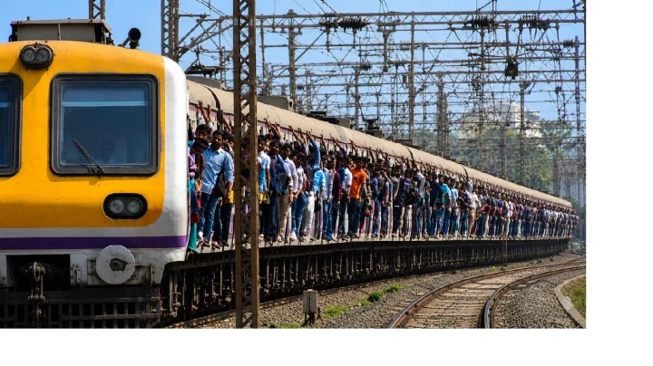 मस्जिद बंदर स्टेशनवर एका प्रवाशाला धावत्या लोकल ट्रेनमधून ढकलून दिल्याचा आरोप मध्य रेल्वेने फेटाळला