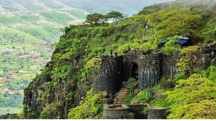 पुण्यात मुसळधार पावसाचा रेड अलर्ट जारी; सिंहगड किल्ला १ आणि २ ऑगस्ट रोजी पर्यटकांसाठी बंद