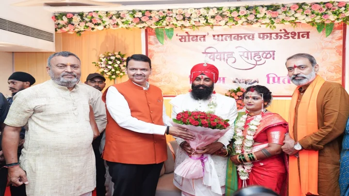 देवेंद्र फडणवीसांनी दत्तक घेतलेल्या तरुणीचा नागपूरमध्ये पुनर्विवाह पार पडला; मुख्यमंत्रींनी  नवविवाहित जोडप्याला आशीर्वाद दिला