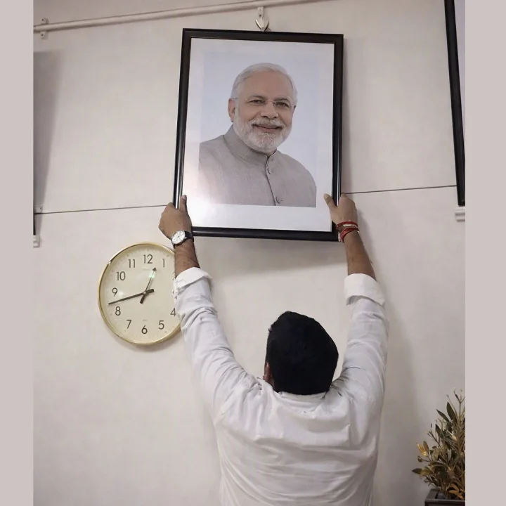 पंतप्रधान मोदींचा फोटो हटवणे मनसेला पडले महाग; आशिष साबळेंना अटक, अमित ठाकरेंवर एफआयआर!