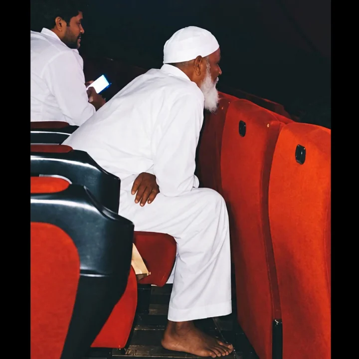 मुस्लिम वृद्धाने अनवाणी पायांनी बघितला 'हनुमान अंश'; नीम करोली बाबांवरील श्रद्धा दिसून आली