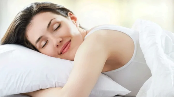 ब्रा न घालता झोपल्याने स्तन सैल होतात का? जाणून घ्या वैद्यकीय सत्य आणि तज्ज्ञांचा सल्ला