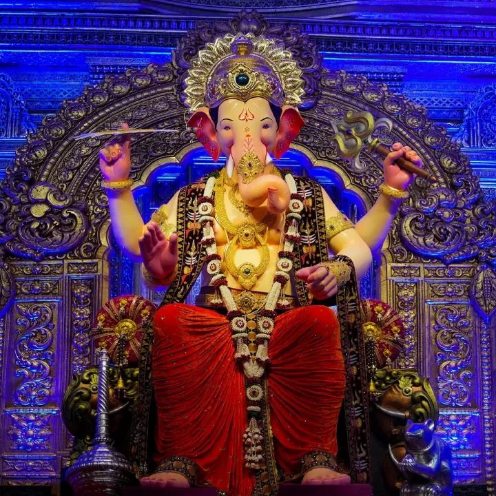 लालबागच्या राजाच्या लिलावात नवे विक्रम: १ किलोची सोन्याची वीट १.५५ कोटी रुपयांना विकली गेली