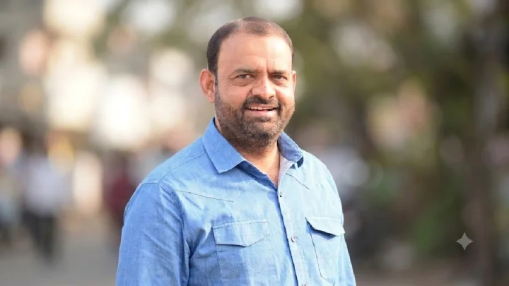 नाशिकमधील दुष्काळग्रस्त शेतकऱ्यांसाठी माजी आमदार आसिफ शेख यांनी ५ लाख रुपयांचा धनादेश मुख्यमंत्री फडणवीसांना दिला