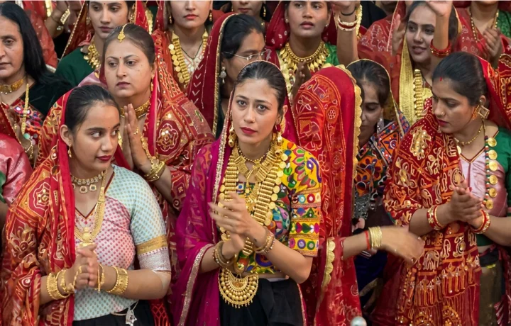 ९०० किलो सोने! १५,००० महिलांनी १,३०० कोटी रुपये किमतीचे दागिने घालून रास गरबा केला