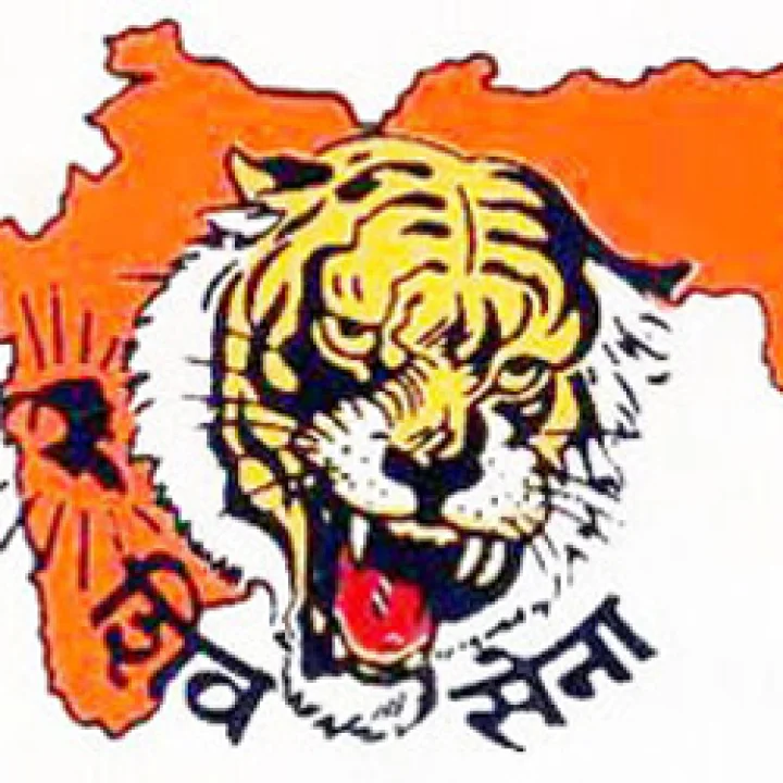 Corona rules trampled by Shiv Sainiks कोरोनाच्या नियमांची शिवसैनिकांकडून पायमल्ली Marathi Mumbai News  in Webdunia Marathi