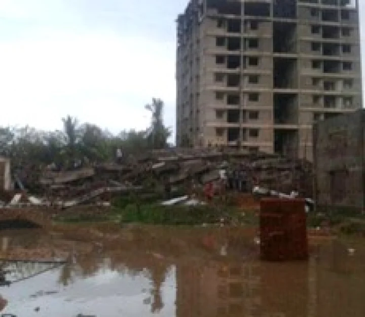 पाच वर्षीय चिमुकलीला 15 व्या माळ्यावरून फेकले