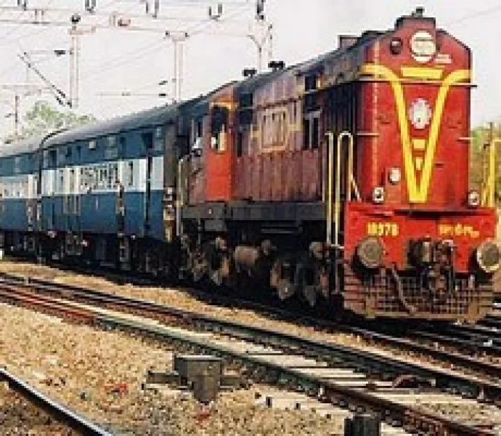 ரயில் பெட்டியைக் காணவில்லை : டி.டி.ஆர் அதிர்ச்சி, பயணிகள் தவிப்பு