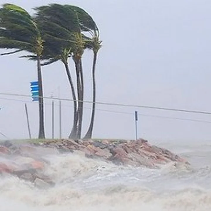 பாம்பனில் பலத்த சூறாவளி காற்று: 1 ஆம் எண் புயல் எச்சரிக்கை கூண்டு ஏற்றம்