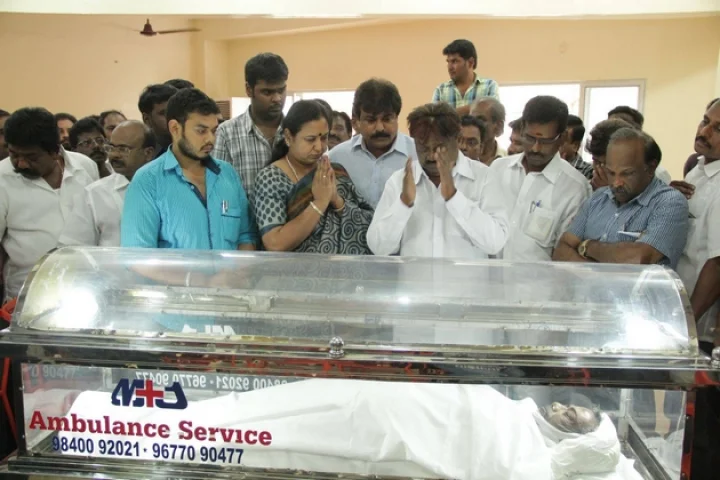 இப்ராஹிம் ராவுத்தர் உடலுக்கு விஜயகாந்த், பேரரசு அஞ்சலி - படங்கள்!