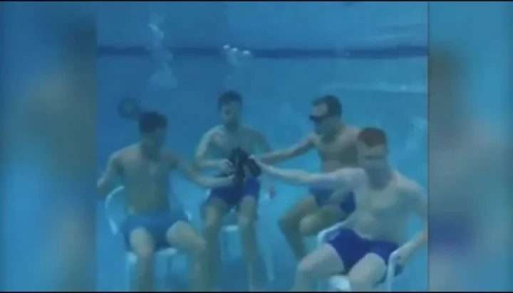 தண்ணிக்குள் தண்ணியடித்த குடிமகன்கள் : குதூகல வீடியோ