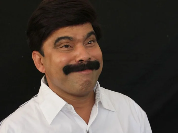 ஜெ. என்றைக்கு பீச்சில் படுத்தாரோ அன்றிலிருந்து பிரச்சனைதான்! - பவர்ஸ்டார் சீனிவாசன் பேச்சு