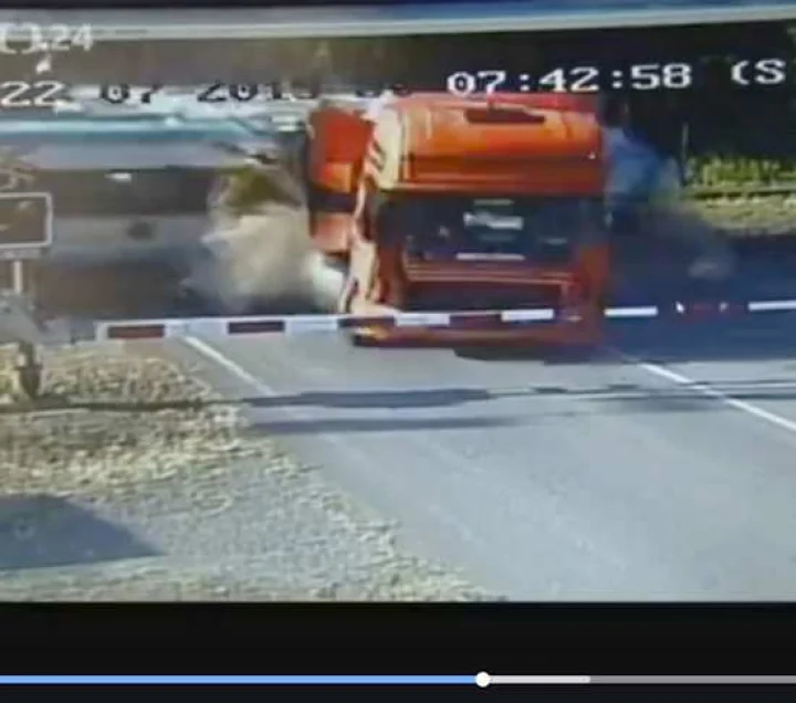 புல்லட் ரயில் மோதியும் உயிர் பிழைத்த ஓட்டுநர் [அதிர்ச்சி வீடியோ]