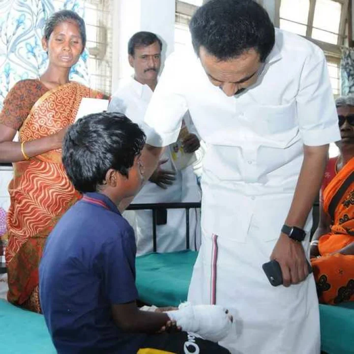 செல்போனை சார்ஜ் போட்டுக் கொண்டே யாரும் பேச வேண்டாம் - ஸ்டாலின் வேண்டுகோள்