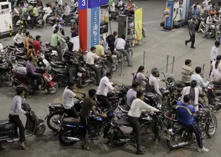 முதலமைச்சர் குறித்த தகவலால் பெட்ரோல் பங்குகள் அவசர அவசரமாக மூடல்