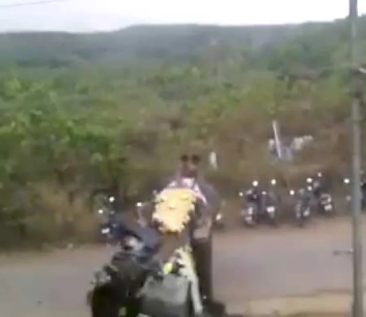 மதம் கொண்ட யானை செய்யும் அட்டகாசத்தை பாருங்கள் [வீடியோ]