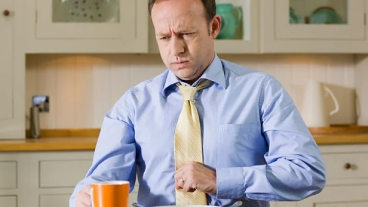 அஜீரணத்தால் ஏற்படும் பிரச்சனைகள் அதனை தீர்க்கும் வழிகள்