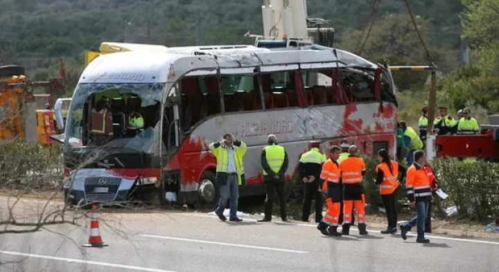 ஸ்பெயினில் பேருந்து விபத்து: பல்கலைக்கழக மாணவர்கள் 13 பேர் உயிரிழப்பு