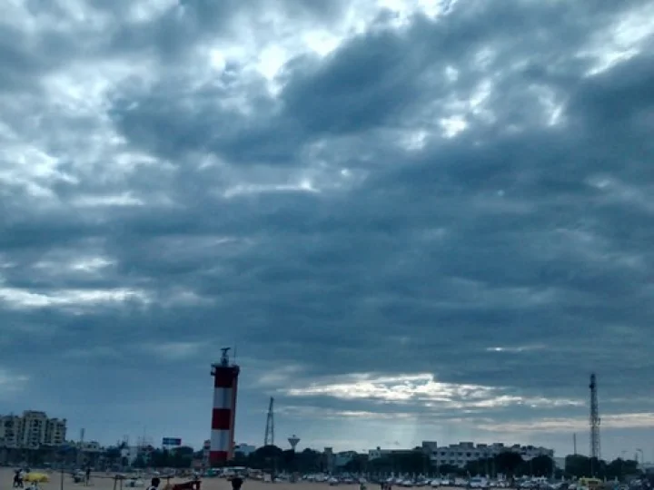 மேகமூட்டமாக காணப்படும் சென்னை : பொதுமக்கள் மகிழ்ச்சி