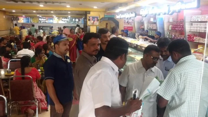 கரூர் அடையார் ஆனந்தபவன் ஹோட்டல் உணவில் புழு பூச்சி