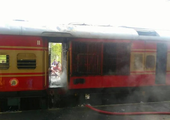 பயணிகள் ரயிலில் திடீர் தீ விபத்து - பயணிகள் அலறிஅடித்து ஓட்டம்