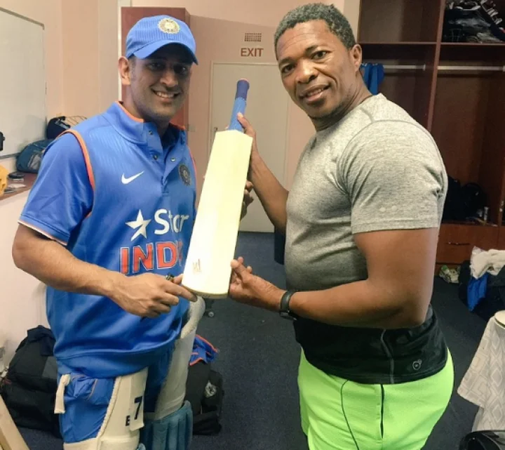 தோனியிடம் ‘ஆட்டோகிராஃப்’ வாங்கிய ஜிம்பாப்வே பயிற்சியாளர்