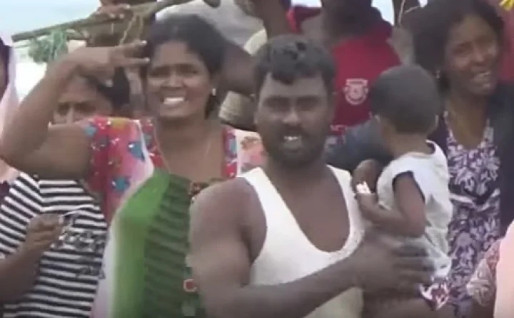 சுட்டுக் கொன்று விடுங்கள் ; போலீசாரிடம் கெஞ்சும் இலங்கை அகதிகள் : கலங்க வைக்கும் வீடியோ