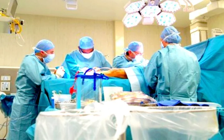 अबब…! महिलेच्या पोटात सापडले चक्क लाटण