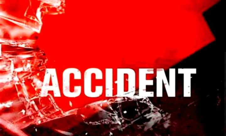 வேன் மீது லாரி மோதியதில் விபத்து; சிறுவன் பலி : கரூரில் பயங்கரம்