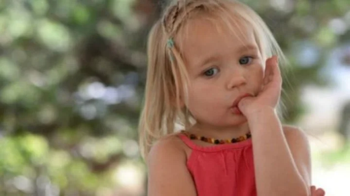 விரல் சூப்பினால், நகம் கடித்தால் பலன் உண்டாம் :  ஆய்வில் தகவல்